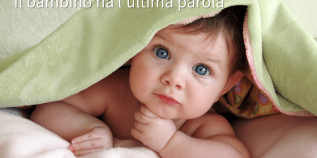 neonata sotto le coperte nel letto